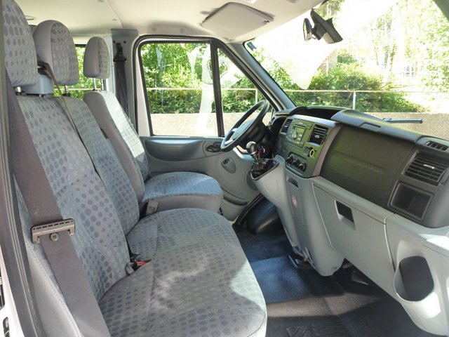 Der Ford Transit der Fahrzeugvermietung mit Blick ins Cockpit